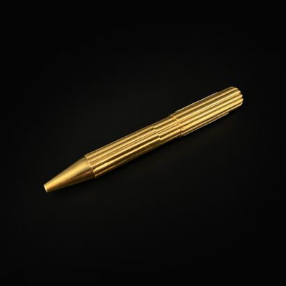 金色机械铅笔 750千分之一可伸缩 总重量：18克。