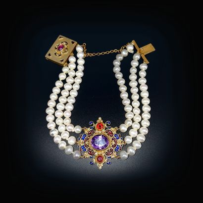null Bracelet en métal composé de 3 rangs de perles de culture, centrée d’un motif...
