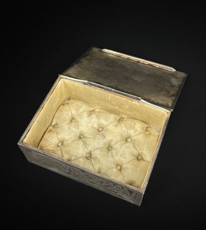 null 镀银缝纫盒，盒盖上刻有 "Des crêpes d'après Gemin "字样。侧面装饰有雕刻的花朵。内部是由绗缝织物制成的（按原样）。
高度：4厘米。-...