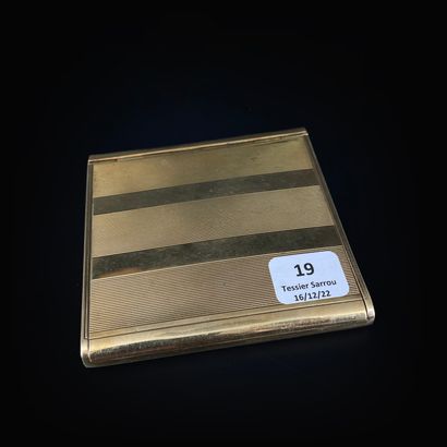 750千分之一的黄金烟盒，有条纹带的装饰（磨损）。里面刻有 