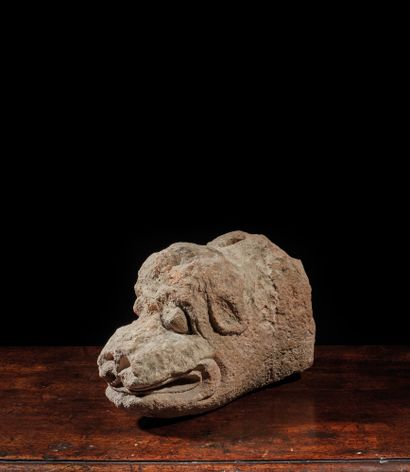 null Tête d'animal fantastique en pierre calcaire sculptée (érosion)
XVe siècle L....