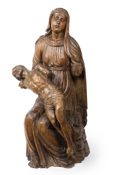 null Vierge de Pitié en bois sculpté. Assise, Marie tient son Fils sur ses genoux,...