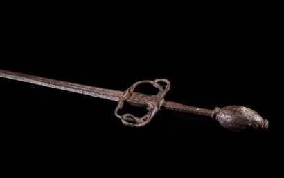 null Epée en fer forgé, pommeau de forme ovoïde XVIIe siècle L. 118 cm (érosion)