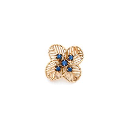 75万分之一的金线夹，部分扭曲，造型为一朵装饰有圆形刻面蓝宝石的花。
约1960
毛重：15,30...