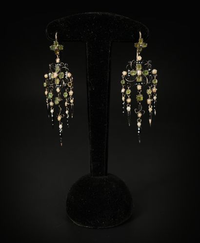 一对800千分之一的银质耳环，持有5个吊坠，镶嵌着长方形的祖母绿和半珍珠，黑色背景上有白色的珐琅点（小姐，修复了珐琅）。
法国作品，19世纪中期...