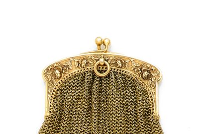 null Chainmail purse in gold 750 thousandths, surmounted by a flowery frieze and...