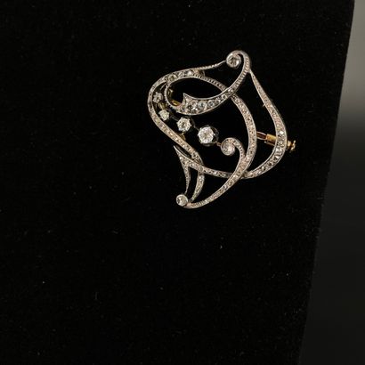 null 银质吊坠胸针，内衬75万分之一的黄金，装饰有老式切割钻石和钻石切割的玫瑰花卷。编号为7498（缺少一块石头）
法国作品，19世纪末。
尺寸：3.5 x...