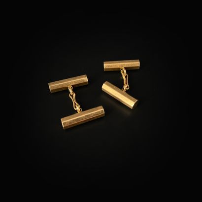 null Pair of cufflinks in gold 750 thousandths, decorated with batônets.
Weight :...