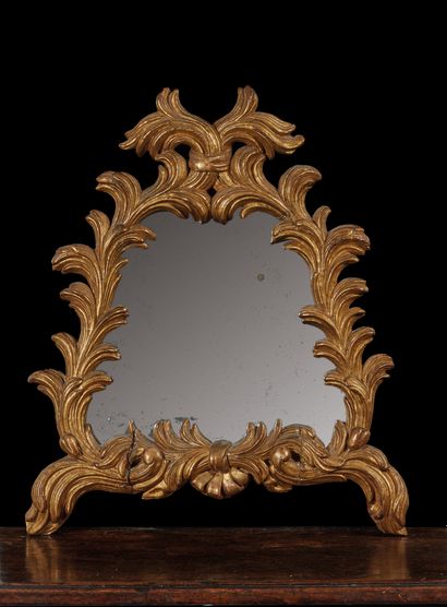 null Miroir mouvementé en bois sculpté et doré à décor de palmes
XIXe siècle 50 x...