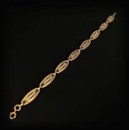 千分之七十五的黄金手镯，由椭圆形链节组成，上面装饰着珍珠的种子。
法国作品，1900年左右
毛重：10...