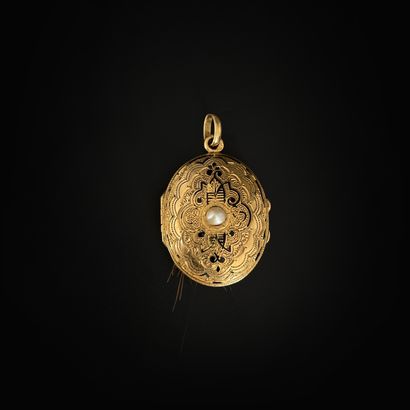 null Gold oval pendant medallion 750 thousandths, centered on a half-pearl in a chased...