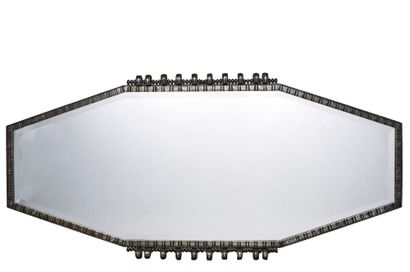 Edgar BRANDT (1880-1960) 两套锻铁八角形框架的镜子，围着斜面玻璃
盖有 "Brandt "的印章
大约1925年
高：62厘米 宽：130厘米...