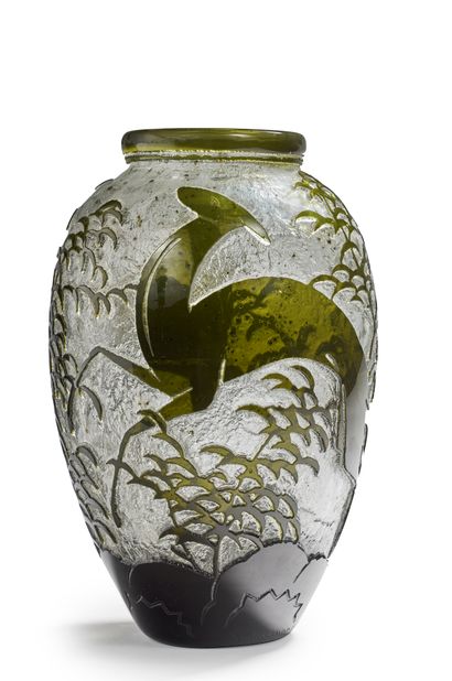 DAUM Nancy Cerf et Biche
Vase en verre soufflé-moulé à décor dégagé à l 'acide en...