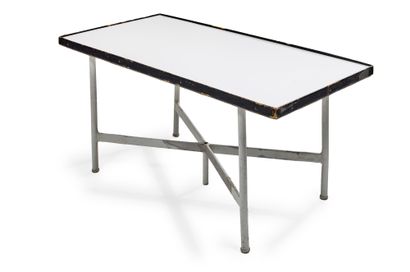 Andre ARBUS (1903-1969) Table basse à structure formant piétement en aluminium tubulaire...