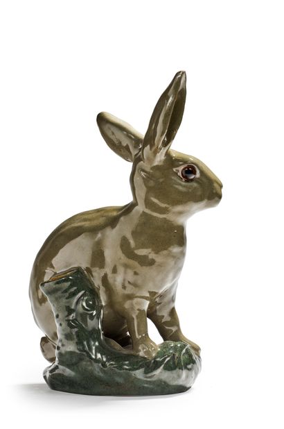 Emile GALLE (1846-1904) 兔子
绿色搪瓷陶器雕塑，硫化物眼睛
签名："E. Gallé à Nancy"，并在中空处盖章 Gallé à Nancy...