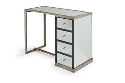 Jacques ADNET (1901 1984) 镀镍金属和镜子的现代主义书桌，侧箱贴有镜子，开有四个抽屉，上面有横条装饰
1930年左右
高：72.5厘米 宽：90厘米...