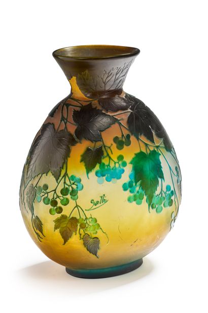 Etablissements GALLE Vase à panse ovoïde en méplat et col évasé en verre doublé à...