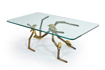 René BROISSAND (XXème) Table basse à plateau en verre reposant sur un piétement en...
