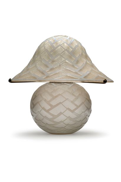 DAUM Nancy France 罕见和重要的厚实的白色和乳白色玻璃蘑菇灯，有酸蚀的几何图案装饰
球形底座和灯罩上有两次签名 "Daum Nancy France"
1930年左右
高：46厘米...