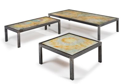 Bernard BUFFAT (XX-XXIème) Suite de trois tables à plateaux en céramique émaillée...