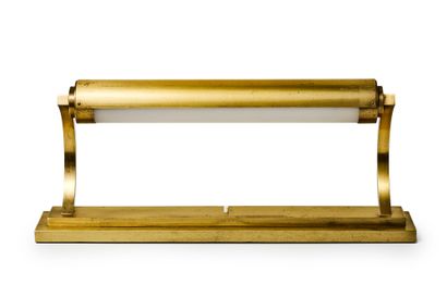 Atelier Jean PERZEL (1892-1986) Ref 255 鎏金黄铜台灯由一个圆柱形的灯泡座组成，由两个弯曲的方形管子支撑，它位于一个双台阶上，开关在中间。
约1930年
H:...