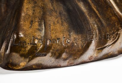 Léo LAPORTE-BLAIRSY (1867-1923) Rare sculpture formant lampe en bronze à patine brune
Signée...