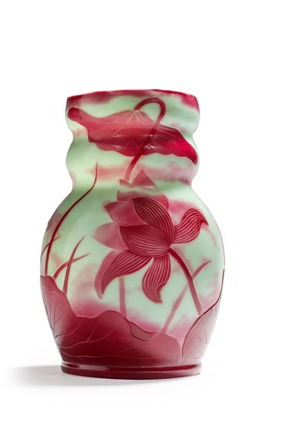 Emile GALLE (1846-1904) Vase à double renflement en verre multicouche dit de Pékin...