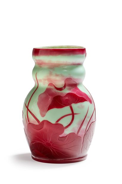 Emile GALLE (1846-1904) Vase à double renflement en verre multicouche dit de Pékin...