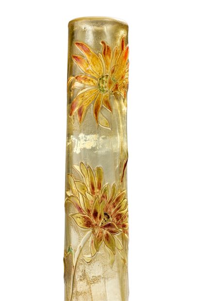 Emile GALLE (1846-1904) 衬里玻璃soliflore花瓶，有酸蚀和搪瓷装饰的大丽花，多色的金色亮点
签名 "Gallé"
大约1900年
...
