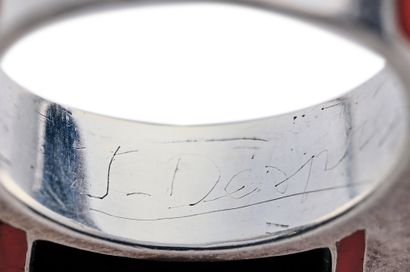 Jean DESPRES (1889-1980) 银质戒指上镶嵌着半封闭的玛瑙珍珠，边框上有两条红漆线，刻有镶嵌的红黑漆
戒指内侧刻有签名
大约1930年

参考文献：...