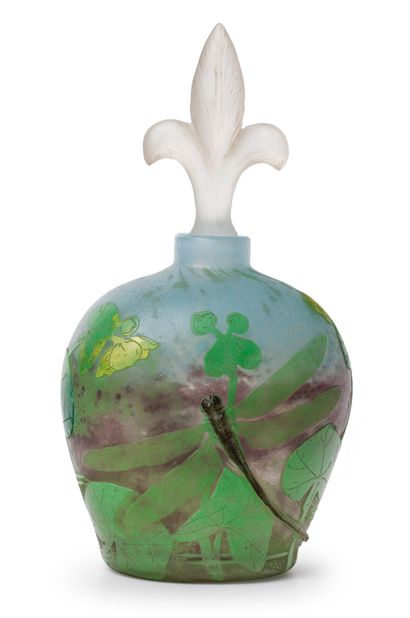 DAUM Nancy 蜻蜓和小牡丹
罕见的卵形瓶，小直颈，由多层模制玻璃制成，有酸蚀、热贴和轮装的装饰，绿色和黄色的蜻蜓和小牡丹在淡蓝色的矾底上
百合花形式的瓶塞
签名为...