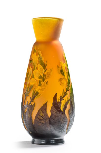 Etablissements GALLE Important vase à corps ovoïde et col évasé en verre doublé à...