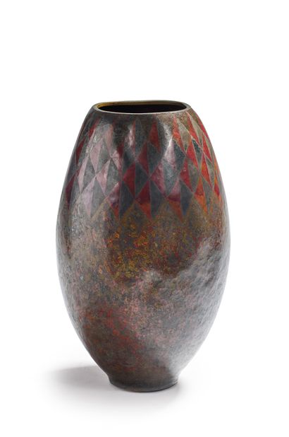 Claudius LINOSSIER (1893-1953) Vase ovoïde en dinanderie de cuivre martelé à décor...