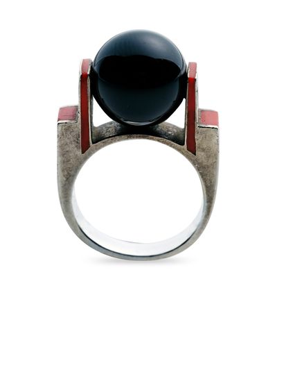 Jean DESPRES (1889-1980) Silver ring set with an onyx pearl in a half-closed setting...