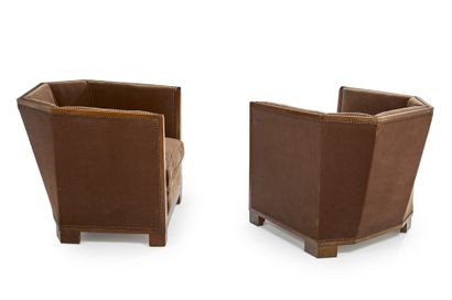 Maison DOMINIQUE, attribué à 一对着色的山毛榉木扶手椅，椅背延伸到坚实的扶手上
椅面覆盖着棕色的铆钉天鹅绒
大约1930年
高：67厘米...