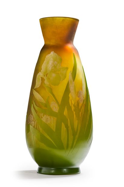 Etablissements GALLE Important vase à corps ovoïde et col évasé en verre doublé à...