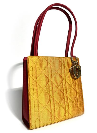 null Christian Dior. Sac en tissu rouge et orange. 31x16x6cm