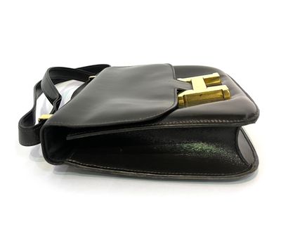 null Hermes. Constance model. Shoulder bag in brown leather, gold metal hardware...