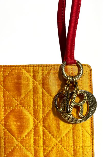 null Christian Dior. Sac en tissu rouge et orange. 31x16x6cm