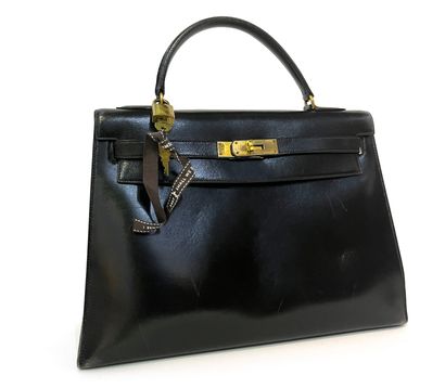 null Hermes Paris. Kelly model handbag in black leather with gold metal trim, lock...