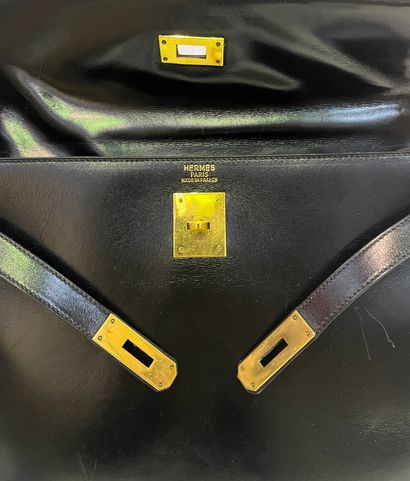 null Hermes Paris. Modèle kelly sac à main en cuir bleu marine garniture en métal...