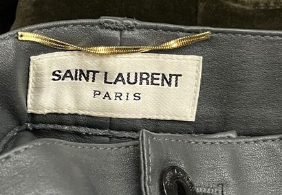 null Lot comprenant un pantalon en cuir gris Saint-laurent taille 40 (tâches) et...