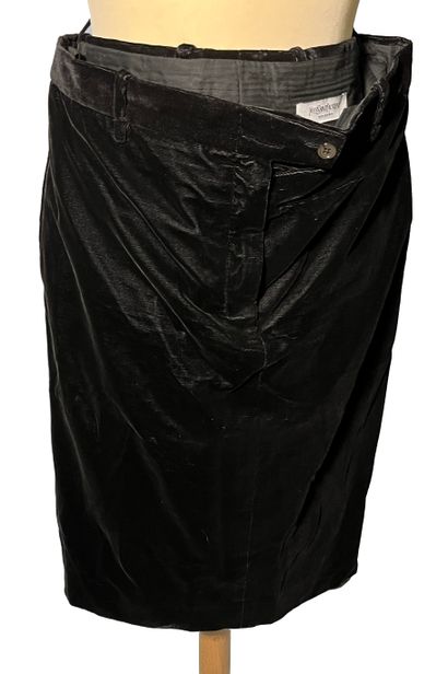 null Yves Saint-Laurent. Black velvet skirt. T.40