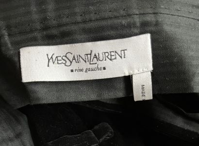 null Yves Saint-Laurent. Black velvet skirt. T.40