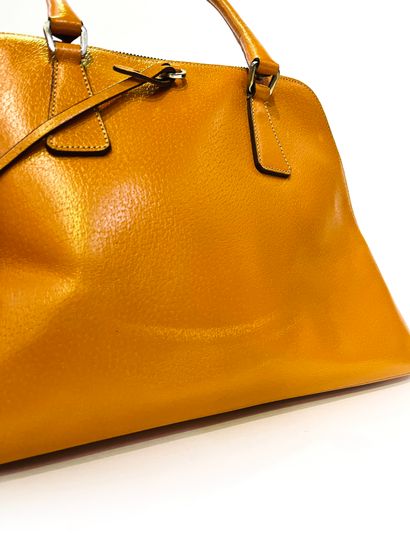null Prada. Orange leather handbag 22x33x15cm (wear and scratches)