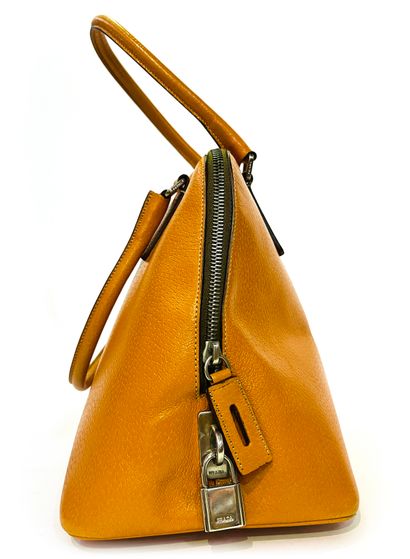 null Prada. Orange leather handbag 22x33x15cm (wear and scratches)