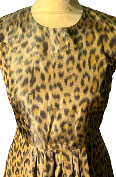null 
Christian Dior. Robe en soie à motifs léopard taille 34 état neuf
