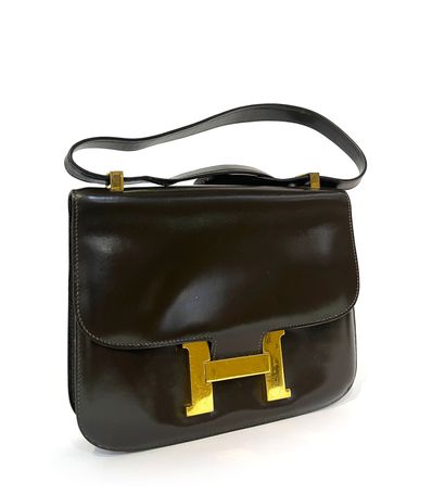 null Hermes. Constance model. Shoulder bag in brown leather, gold metal hardware...