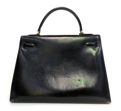 null Hermes Paris. Modèle Kelly sac à main en cuir noir garniture en métal doré,...