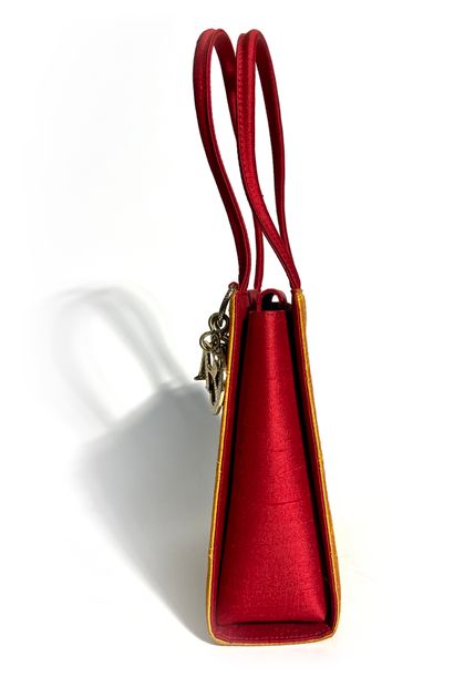 null Christian Dior. Sac en tissu rouge et orange. 31x16x6cm